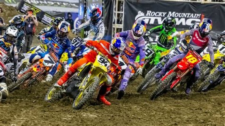 How much do professional motocross riders make a year?
